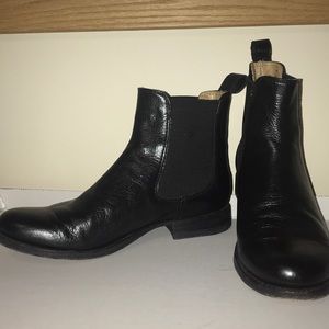 Black leather Frye Chelsea boots size 6